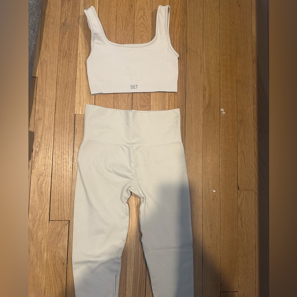 SET ACTIVE set. Leggings and box cut bra. Color oat milk